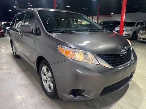 Used 2011 Toyota Sienna LE w/ Towing Pkg image 8