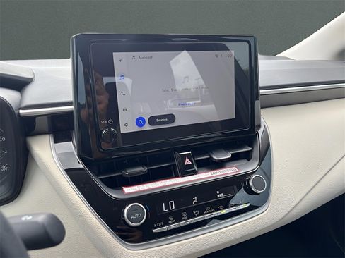 Certified 2025 Toyota Corolla LE image 18