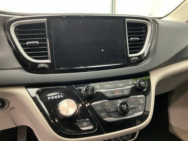 Used 2023 Chrysler Pacifica Touring-L FWD image 7