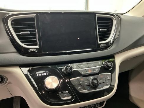 Used 2023 Chrysler Pacifica Touring-L FWD image 7