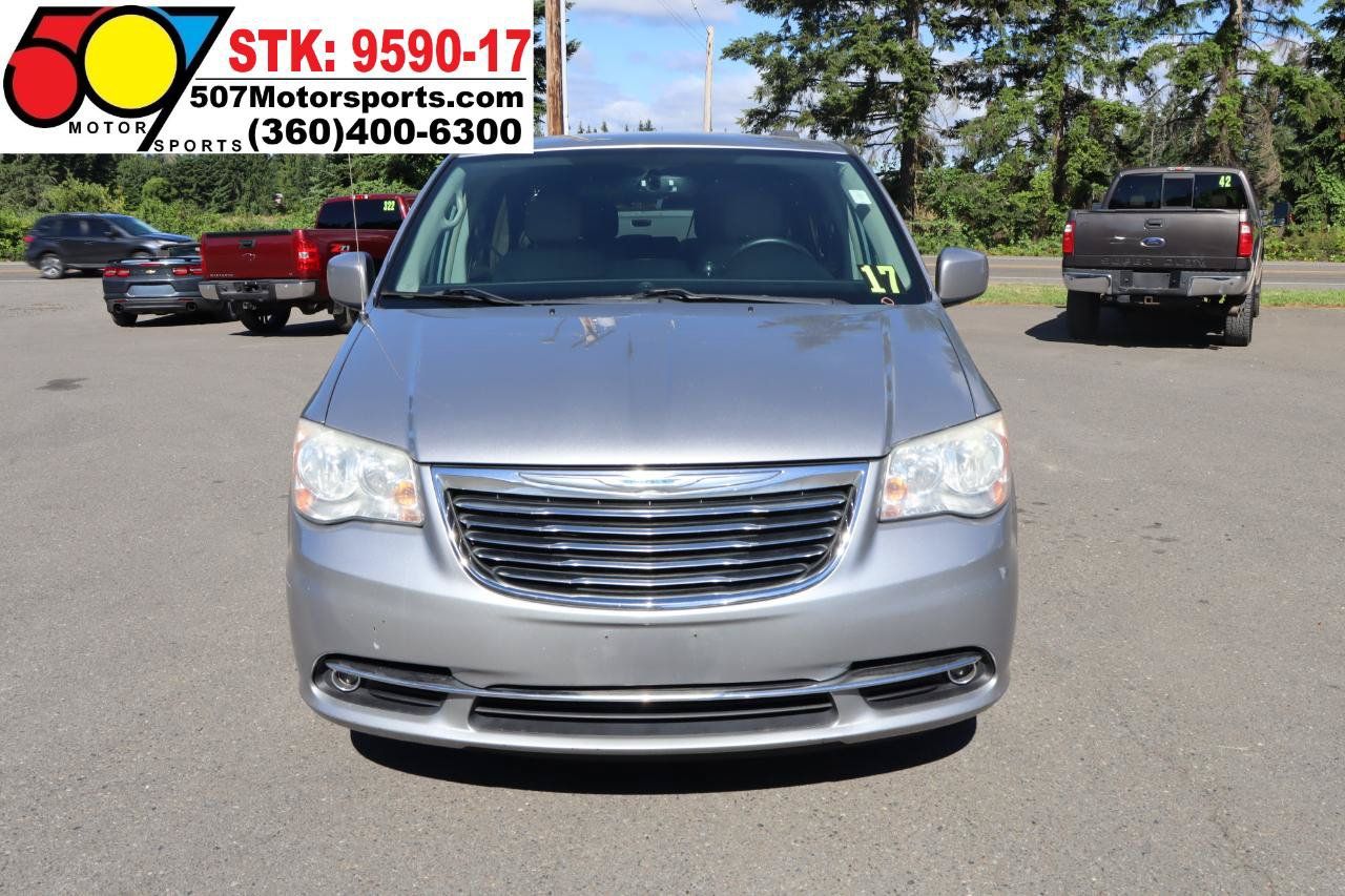 Used 2013 Chrysler Town & Country Touring FWD image 11