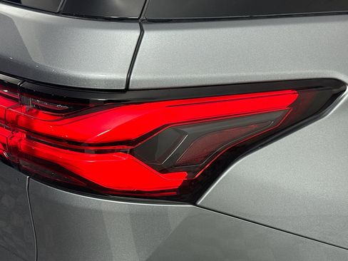 Used 2023 Chevrolet Traverse LT image 30