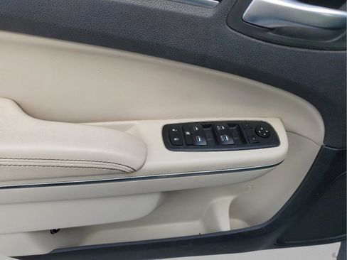 Used 2018 Chrysler 300 Limited w/ Safetytec Plus Group image 16