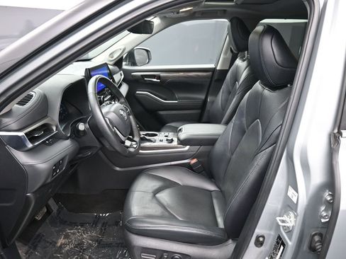 Certified 2024 Toyota Highlander Limited AWD/4WD image 19