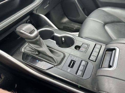 Used 2022 Toyota Highlander XLE image 26