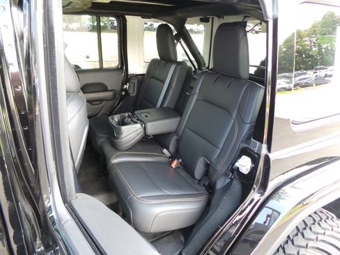 Used 2024 Jeep Wrangler Unlimited Sahara w/ Technology Group AWD/4WD image 39