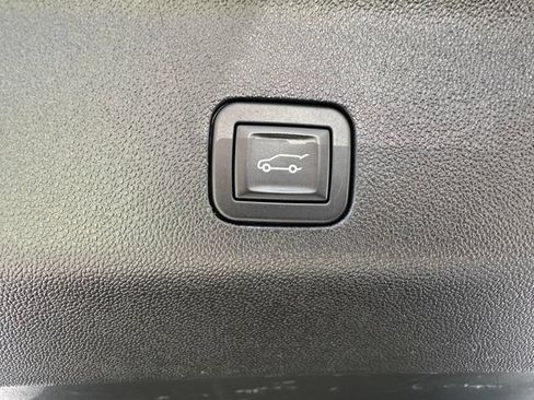 Used 2025 GMC Yukon XL Denali AWD/4WD image 27
