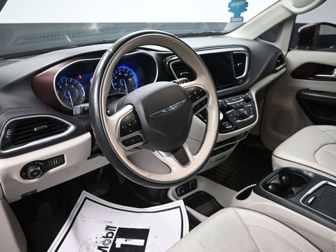 Used 2018 Chrysler Pacifica Limited image 13