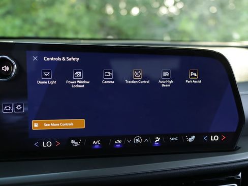 Used 2025 Chevrolet Traverse LT AWD/4WD image 17