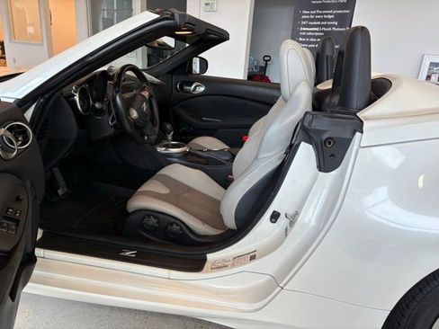 Used 2014 Nissan 370Z Touring RWD image 10