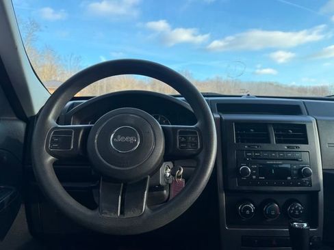 Used 2012 Jeep Liberty Sport image 9