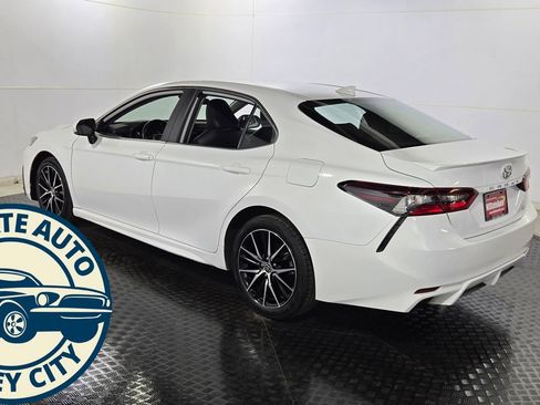 Used 2024 Toyota Camry SE image 5