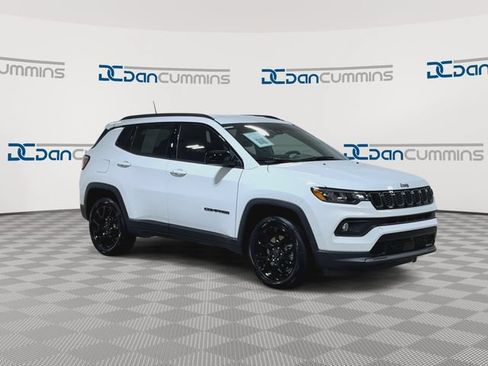 Used 2026 Jeep Compass Latitude AWD/4WD image 2