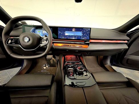 Used 2025 BMW 540i xDrive image 16