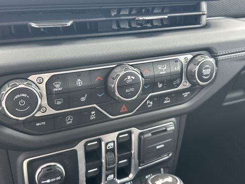 Used 2024 Jeep Wrangler Unlimited Rubicon w/ Technology Group image 36