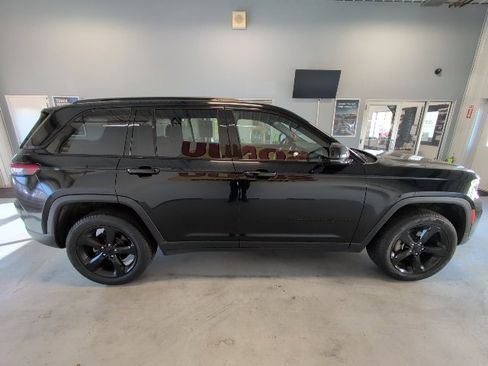 Used 2023 Jeep Grand Cherokee Altitude image 6