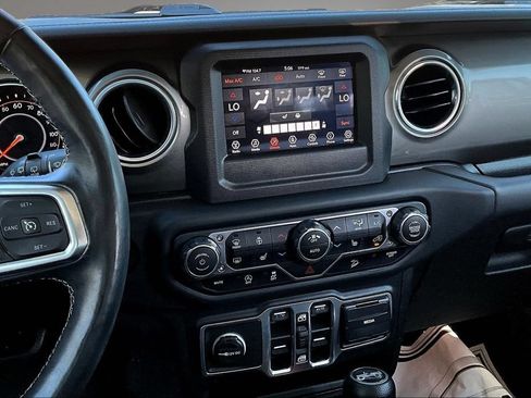 Used 2018 Jeep Wrangler Unlimited Sahara AWD/4WD image 19