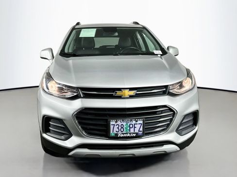 Used 2020 Chevrolet Trax LT w/ LT Convenience Package AWD/4WD image 2