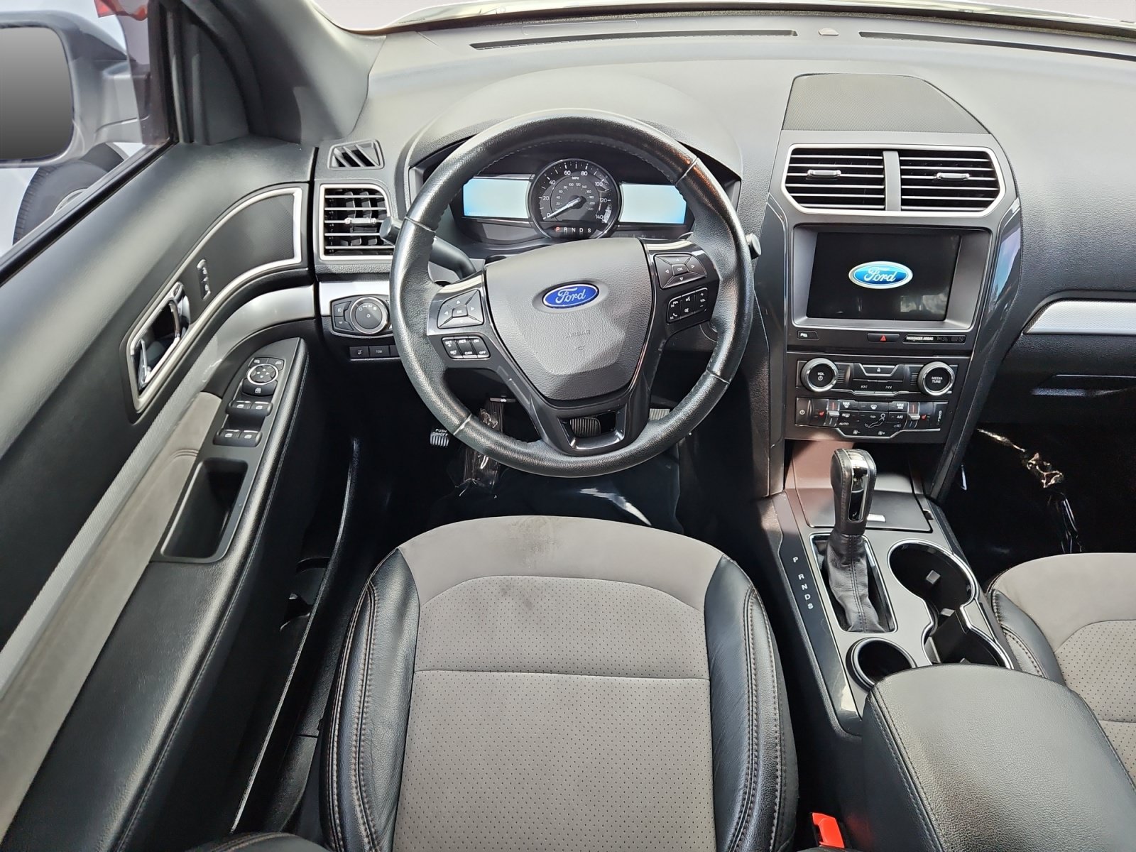 Used 2017 Ford Explorer XLT w/ Equipment Group 202A FWD image 10