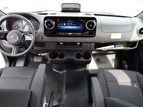 Used 2025 Mercedes-Benz Sprinter 2500 image 5