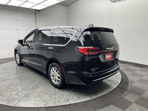 Used 2024 Chrysler Pacifica Touring-L image 2