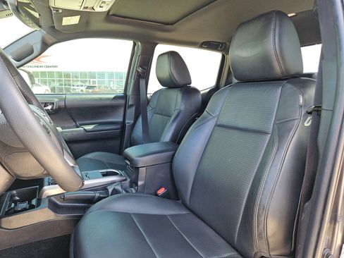 Used 2022 Toyota Tacoma Limited image 13