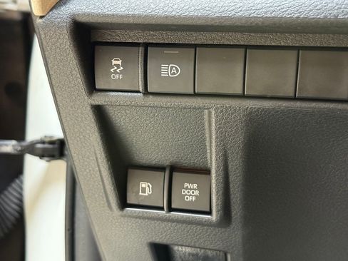 Used 2021 Toyota Sienna XLE image 18