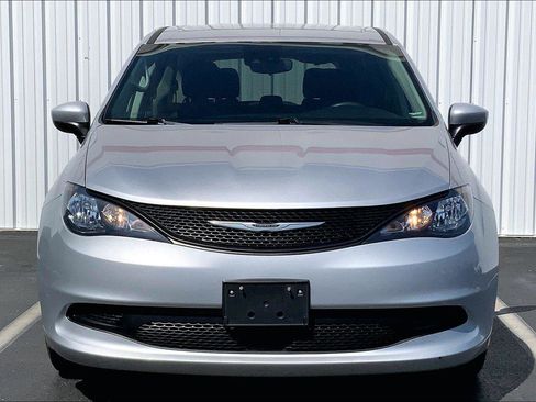 Used 2023 Chrysler Voyager LX FWD image 3