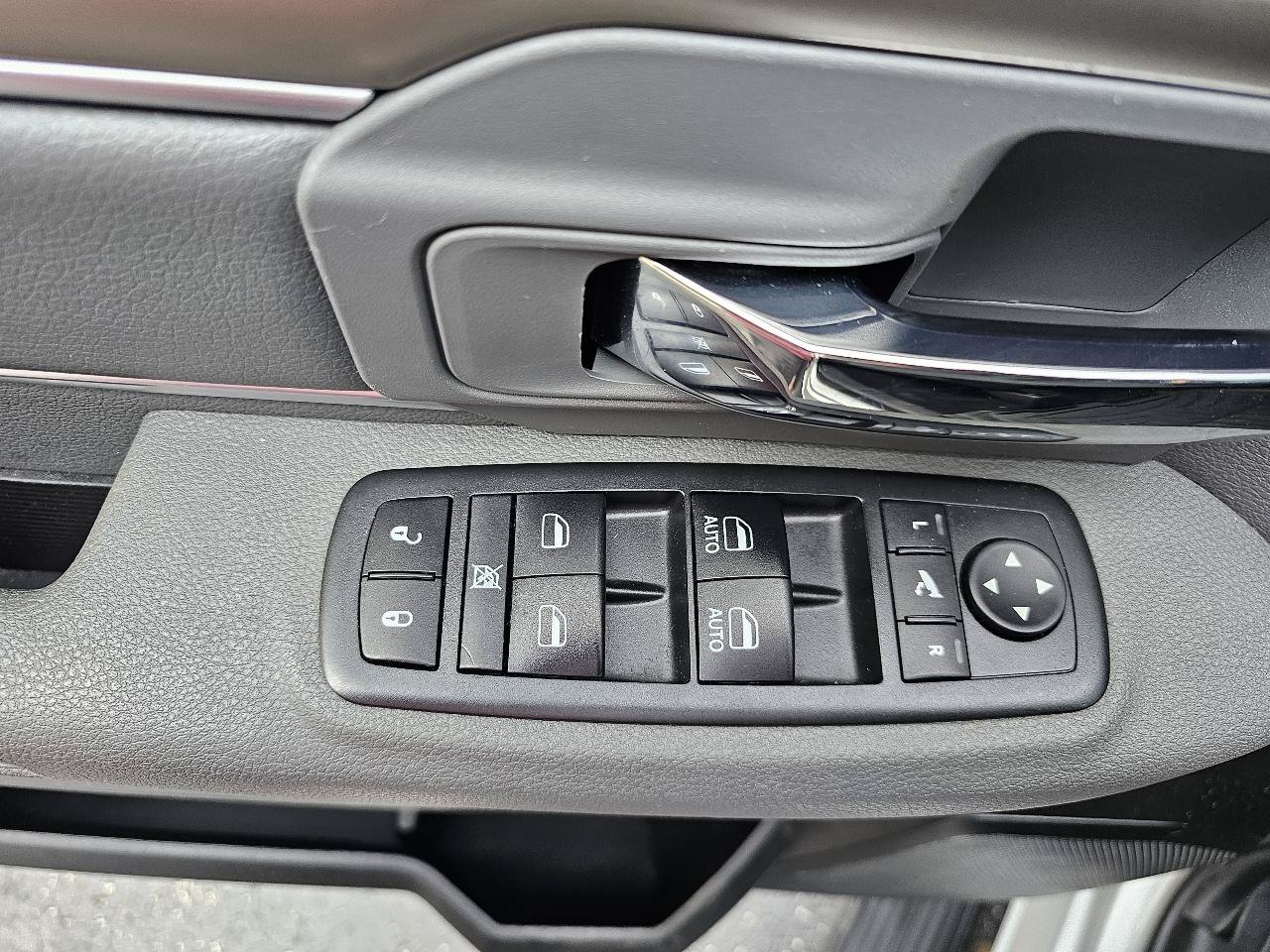 Used 2019 RAM 1500 Classic SLT w/ Luxury Group AWD/4WD image 5