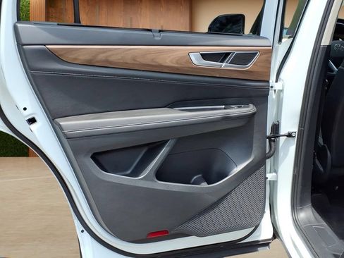 Used 2025 Volkswagen Atlas SE FWD image 25