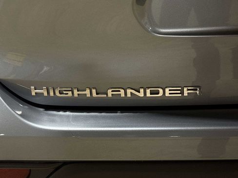 Used 2023 Toyota Highlander XLE image 27