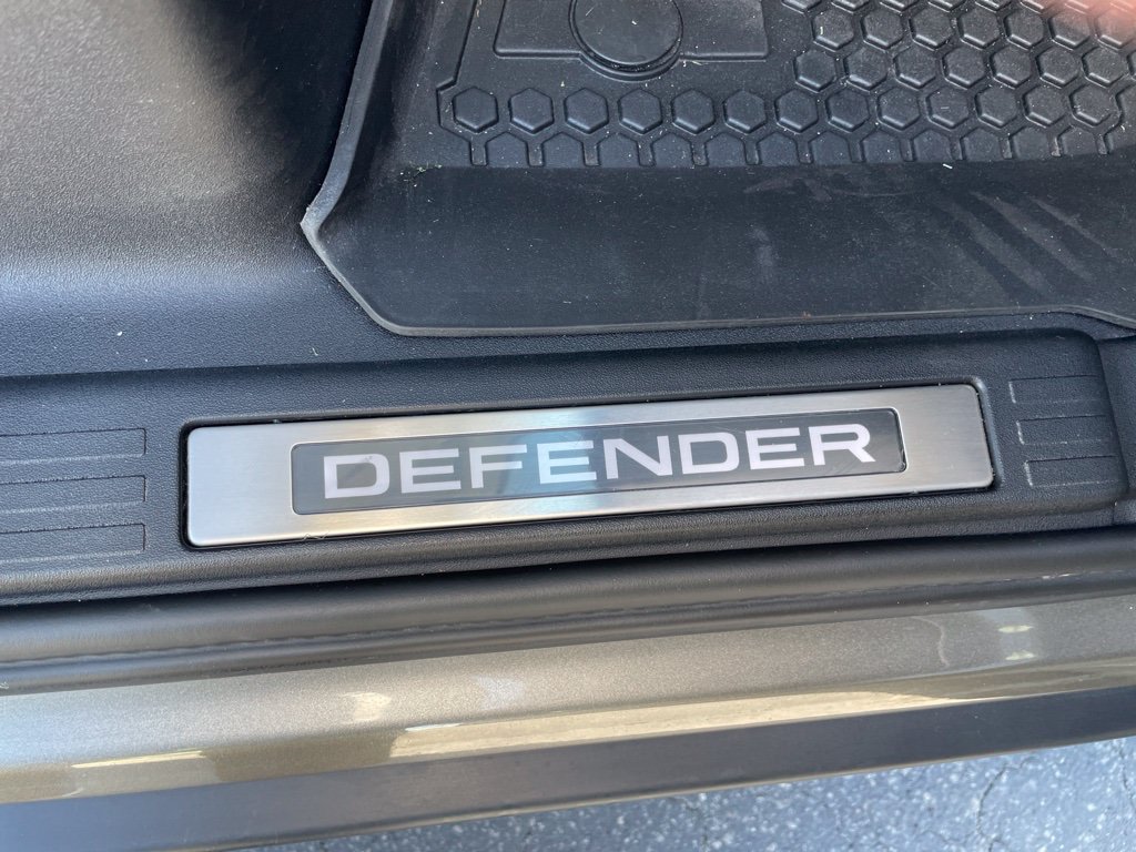 Used 2025 Land Rover Defender 110 X-Dynamic SE AWD/4WD image 18