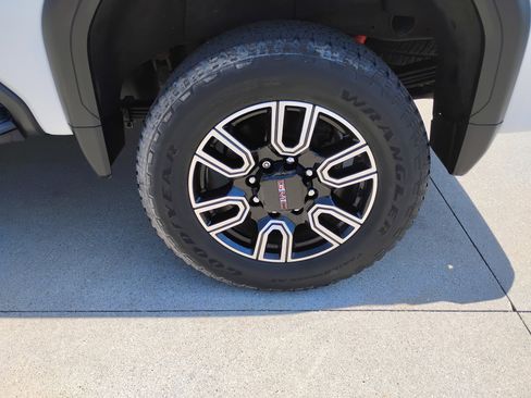 Used 2022 GMC Sierra 2500 AT4 w/ AT4 Preferred Package image 25