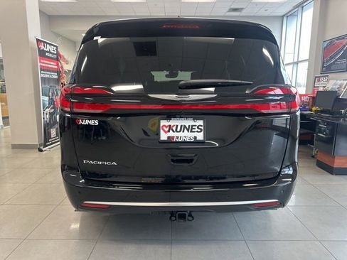 New 2026 Chrysler Pacifica Pinnacle image 11