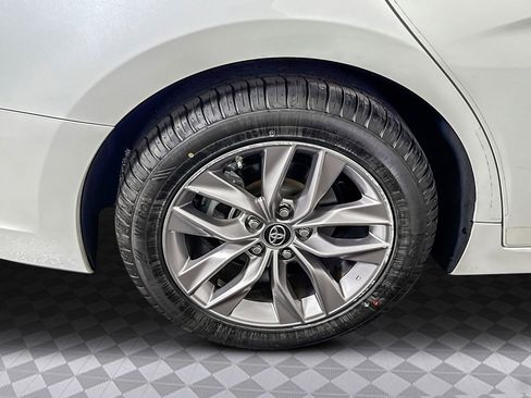 Used 2019 Toyota Avalon Limited image 37