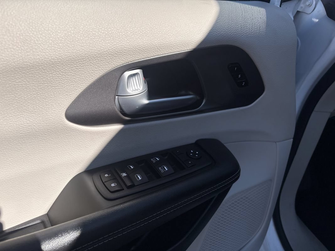 Used 2024 Chrysler Pacifica Touring-L FWD image 29