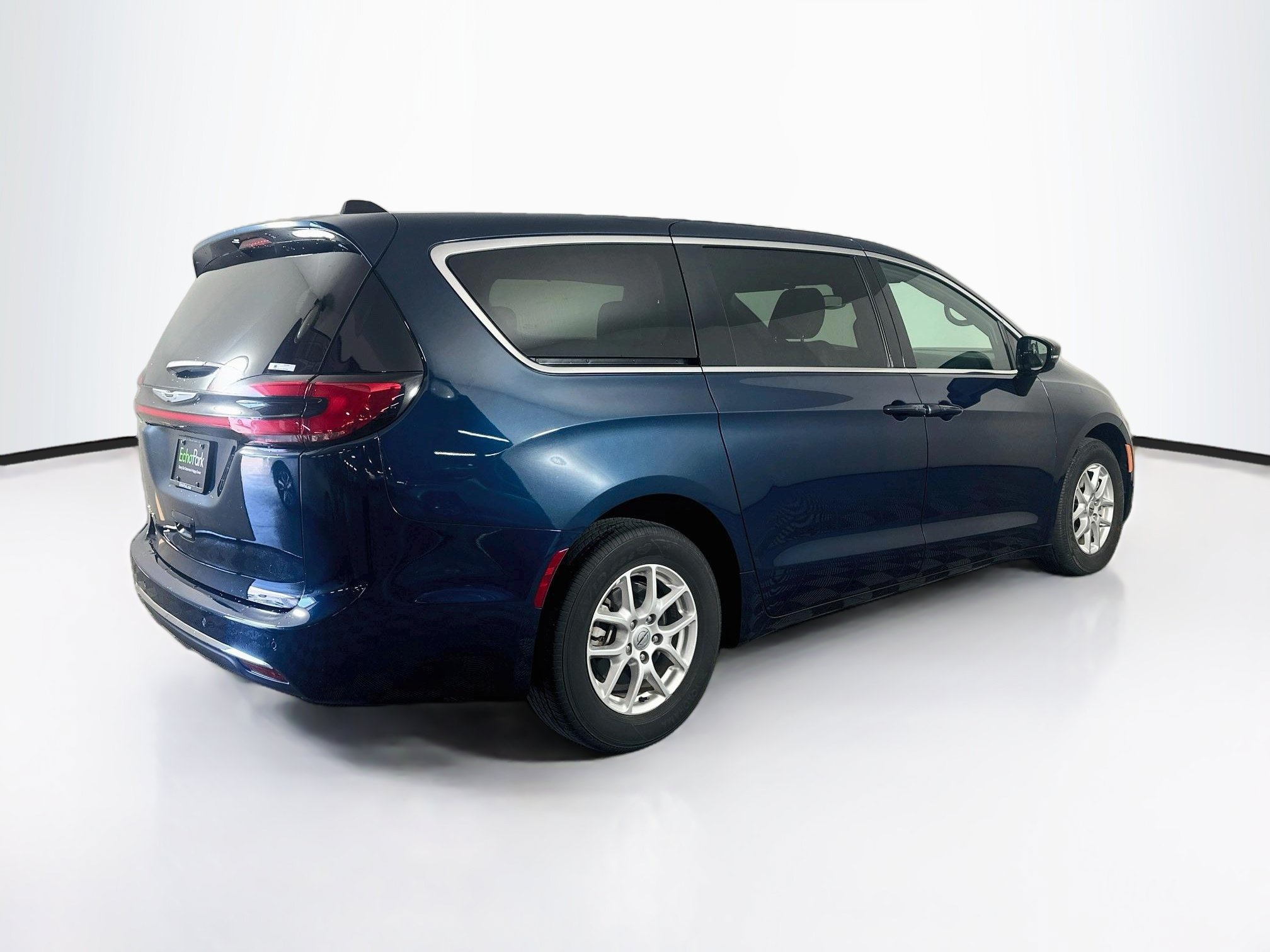 Used 2025 Chrysler Pacifica Select FWD image 9