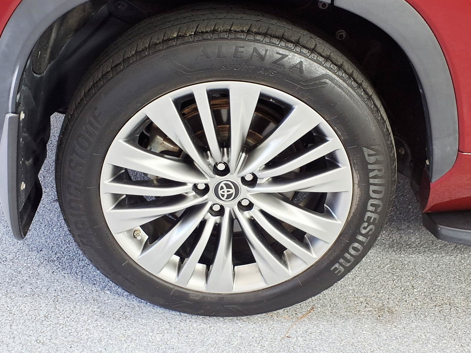 Used 2022 Toyota Highlander Platinum AWD/4WD image 2