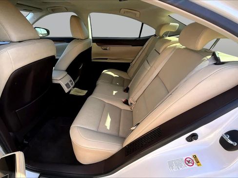 Used 2016 Lexus ES 300h w/ Navigation System Package FWD image 19