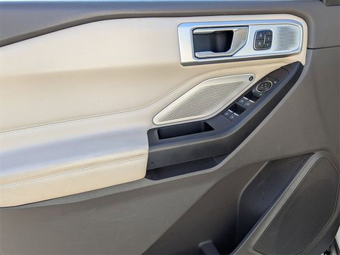 Used 2020 Ford Explorer Platinum w/ Premium Technology Package image 12