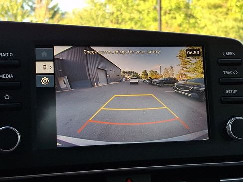 Used 2025 Hyundai Elantra SE FWD image 21