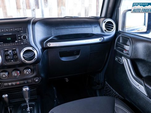 Used 2016 Jeep Wrangler Unlimited Sahara w/ Connectivity Group image 18