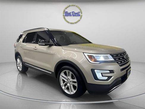 Used 2017 Ford Explorer XLT w/ Equipment Group 202A AWD/4WD image 7