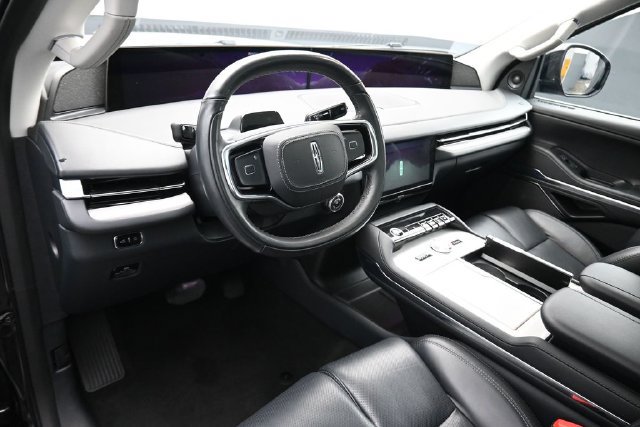 Certified 2025 Lincoln Navigator Reserve AWD/4WD image 9