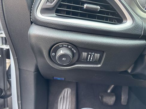 Used 2023 Chrysler Pacifica Touring FWD image 13