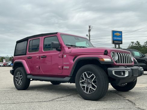 Used 2024 Jeep Wrangler Unlimited Sahara AWD/4WD image 3