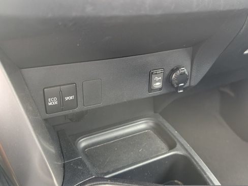 Used 2018 Toyota RAV4 LE FWD image 10