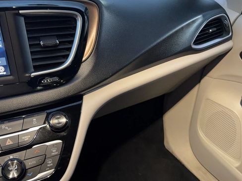 Used 2018 Chrysler Pacifica Touring-L FWD image 27