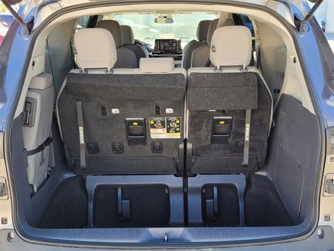 Used 2024 Toyota Sienna LE image 9