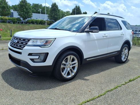Used 2017 Ford Explorer XLT w/ Equipment Group 201A AWD/4WD image 3